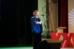 Анастасия Бусыгина исполняет песню