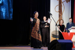 Приз за документальный фильм _Горы и реки всему свидетели_