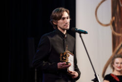 Приз за лучшую мужскую роль в фильме _Чёрный лес_, актёру Зульфату Закирову